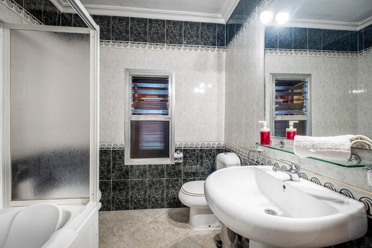 Hotel Хинес Экстерьер фото