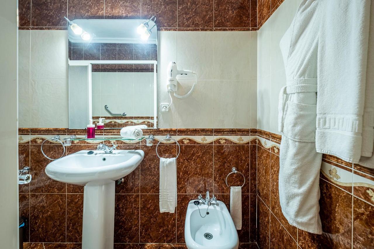 Hotel Хинес Экстерьер фото