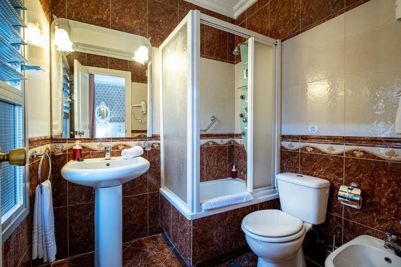 Hotel Хинес Экстерьер фото