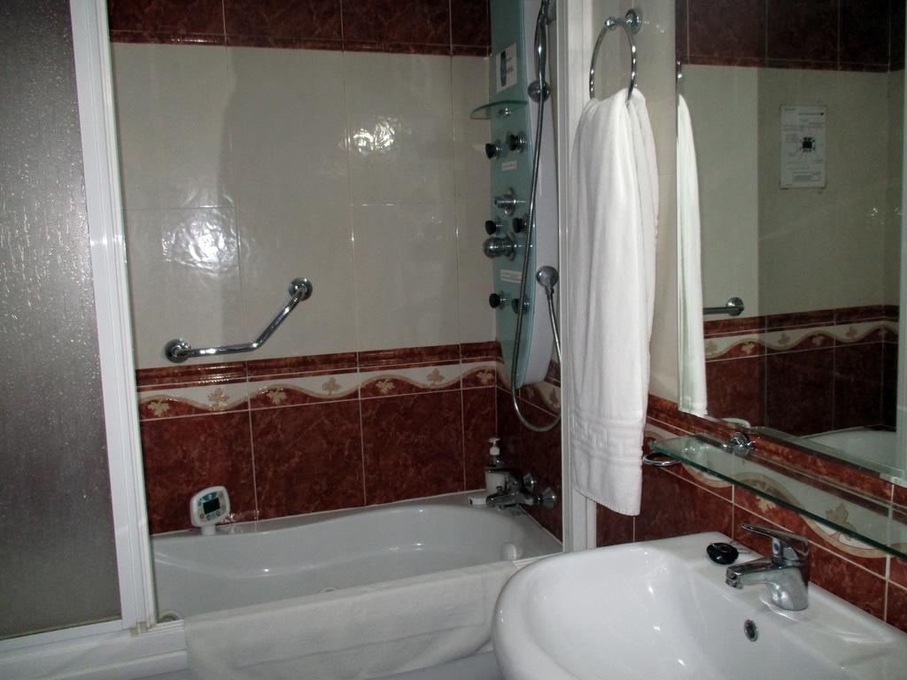 Hotel Хинес Экстерьер фото